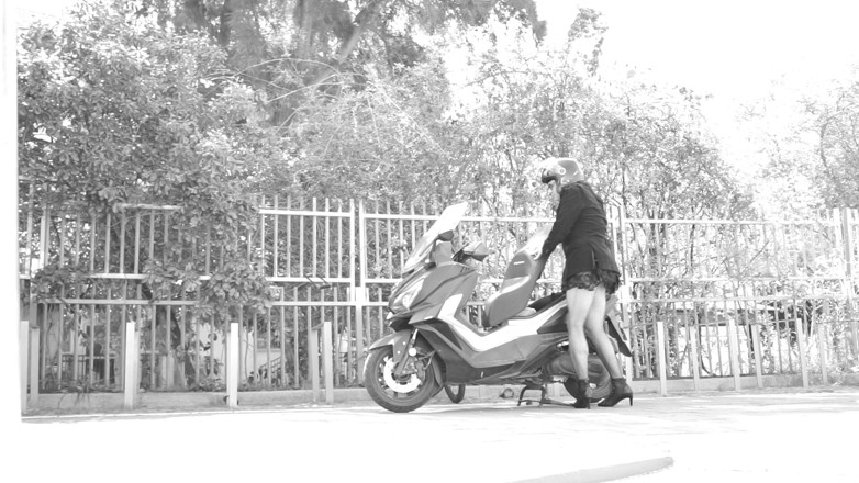 Voyager: Podczas jazdy jej spódnica podnosi się i odsłania swojego małego...