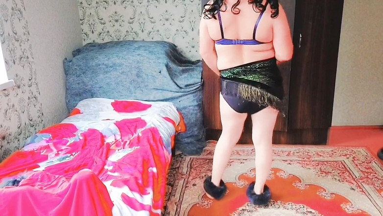 Kitty_Cross: Linda mariquita posando con colorida piruleta y sonrisa