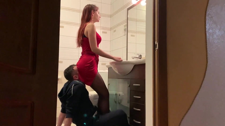 Petite Princesses Femdom: นาง dominant Sofi ในเดรสแดงใช้ทาสเก้าอี้ - นั่งหน้าละเลย femdom