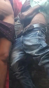 Indiancă Desi Bhabiji Da-i curul sexy pentru deborji ei în baie