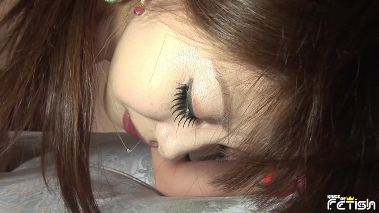 Pure Japanese adult video ( JAV): Una ragazza giapponese magra si fa compiacere la figa pelosa...