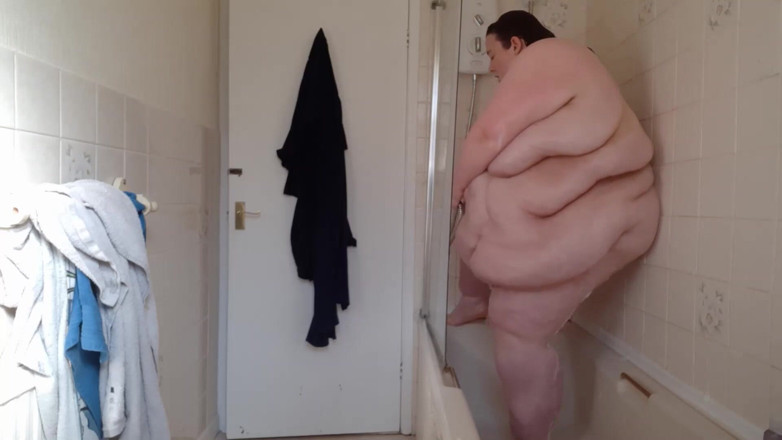 SSBBWLadyBrads: Cewek super semok ini mengeringkan tubuhnya setelah mandi sampai kering