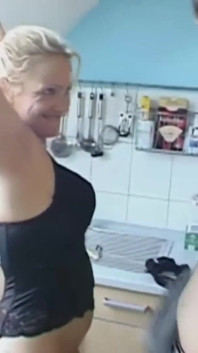 Het milf i svart underkläder kökskul