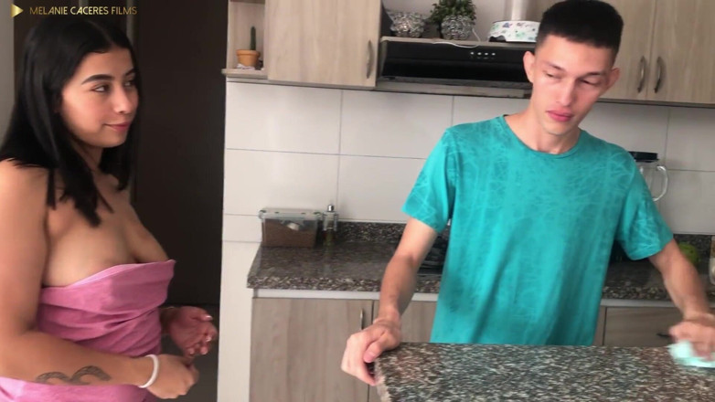 Franck: Mẹ kế hứng tình thích làm sạch rất gợi cảm