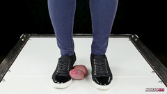 House of Era: Un calpestare cazzo dalle sneakers in danza CBT