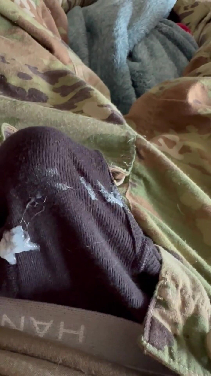 Gay Soldier Stuff: ルームメイトの黒いボクサーブリーフを履いて制服を着てオナニーする陸軍兵士