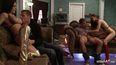 Full porn collection: Domácí párty ve čtyřech s nadrženými hubenými teenagerkami a velkými ptáky