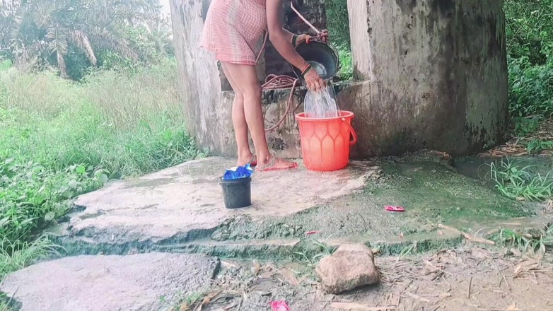 Trilokinath: Desi bhabhi freshng di luar ruangan di pagi hari