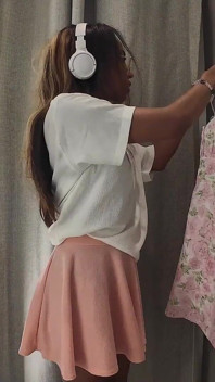 Chica atrapada en el probador. Todos la vieron desnuda