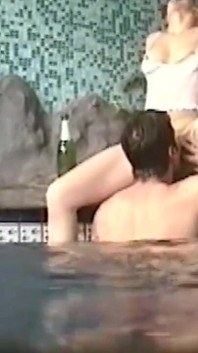Die blonde MILf uma bekommt ihre nasse muschi am pool verschlungen