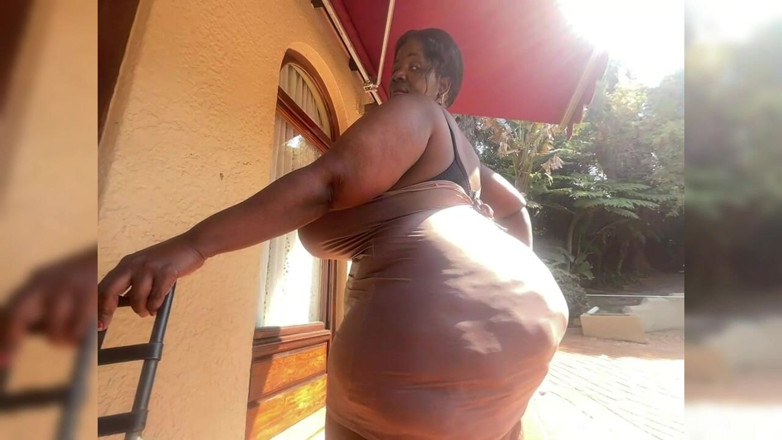 Legendary Booty Overdose: Mamă sexy negresă super-mare și țâțoasă surprinsă masturbându-se în aer liber
