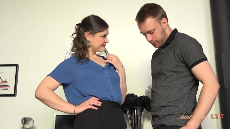 Aunt Judy's XXX: Aurora, patronne MILF mignonne, se tape son employé