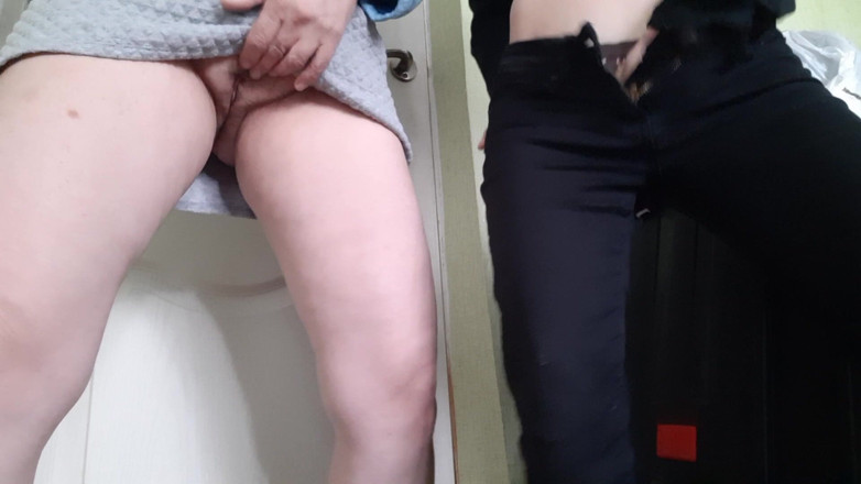 Lesbian-illusion: Поки ремонтники робили ремонт у сусідній кімнаті, ми з дівчиною мастурбували