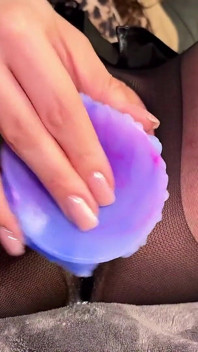 パンティーストッキングを履いた可愛い膣がアニメディルドで激しく刺激しながら液体を漏らし、強烈なオーガズムを迎えます