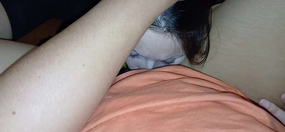 Lesbian-candys: Moja sąsiadka liże, ssie, całuje moją cipkę, podczas gdy jej...