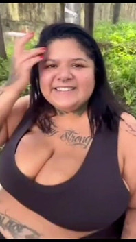 BBW tanrıçası halka açık yerde sigarasını içiyor