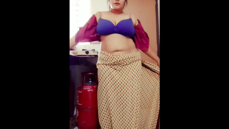 Your Arya: Mama vitregă desi se dezbracă tachinându-și fiul vitreg și i-a futut...