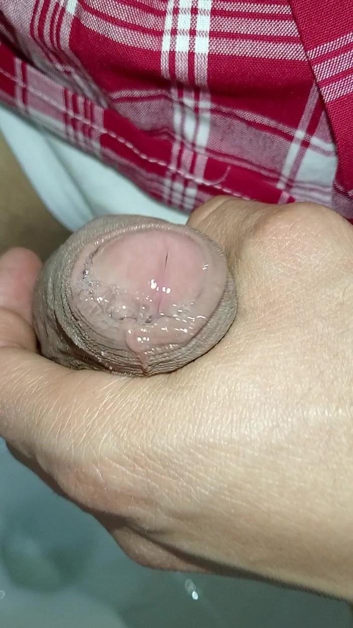 Rey rey: 又热又湿，绝望的学生在浴室里激烈地自慰，我几乎被发现