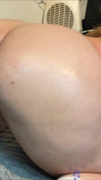 Une grosse camgirl prend un énorme gode grosse bite noire