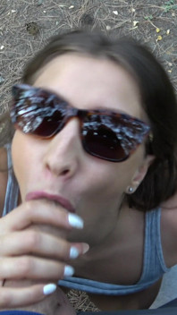 Mann beobachtet das mädchen, während sie yoga praktiziert, öffentlicher blowjob in einem park, 4к!