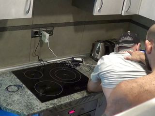 Gaybareback: HWebcam oudere man neukte zonder condoom in de keuken
