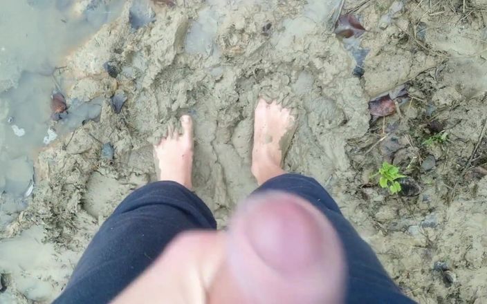 Idmir Sugary: Ngentot kaki kotor dan ngocok kontol sambil menginjak sperma hangatnya...