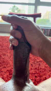 Je branle et trait ma grosse noire palpitante