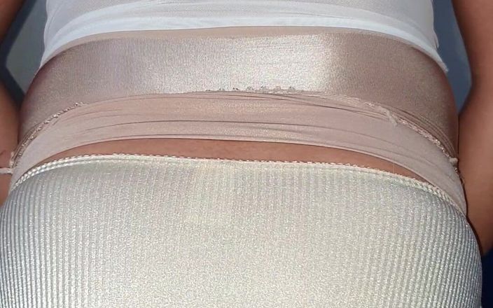 Sexy shinny clothes: Tekutá saténová sukně a nylonové kalhotky