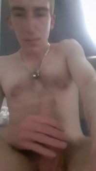 Ragazzo si rilassa con un grosso cazzo flosce