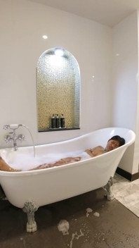 Horny Bath Time in a Luxury Room