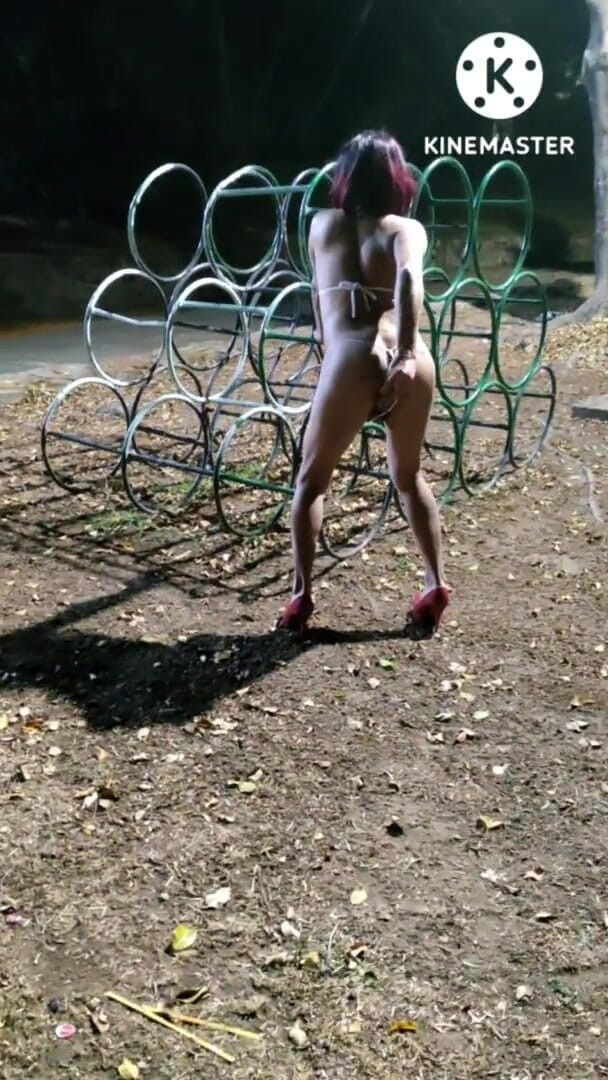 Traviezisha: Sissy Crossdresser i kyskhet och Micro Bikini dildoing her ass...