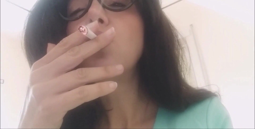 savannahamatoriale: Smokin Fetish! See How I Relax Myself on the Wc...