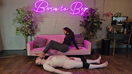 Domestic femdom: 激しいトレーニングの後、足が汗ばんでる