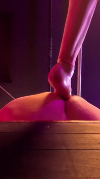 58.5 Jeu de pieds et pied dans le cul