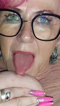Busty Różowowłose paski MILF i dokucza w skórzanych spodniach