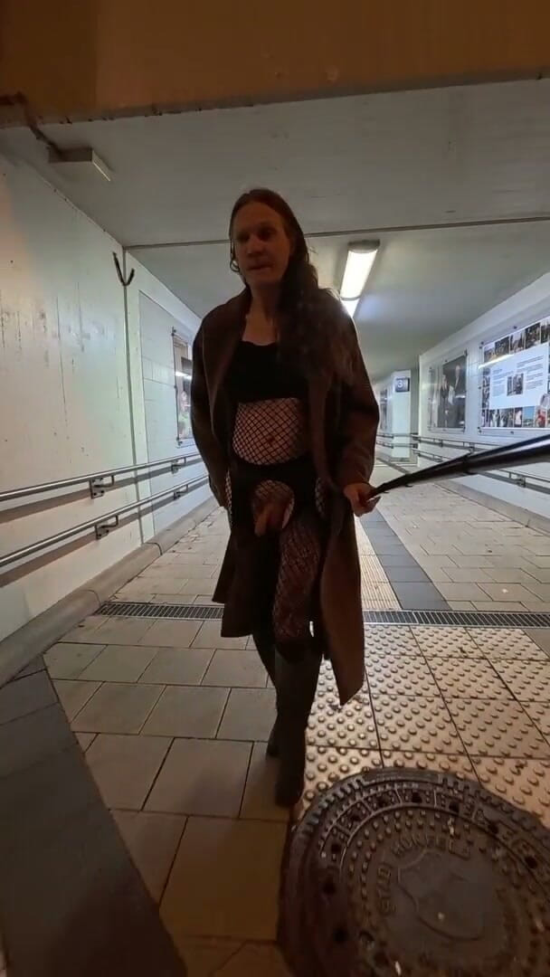 Slut Bella: relve steshan aur shahar men nagn