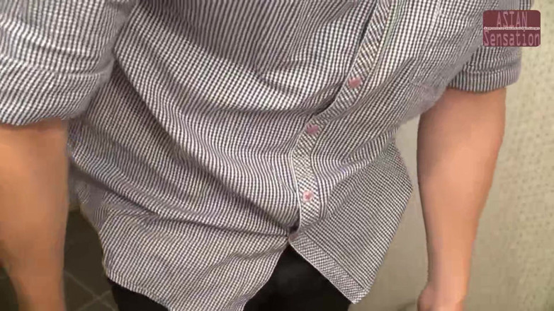 J Hentai Matings: Esposa leva outro homem sem saber que seu marido está...