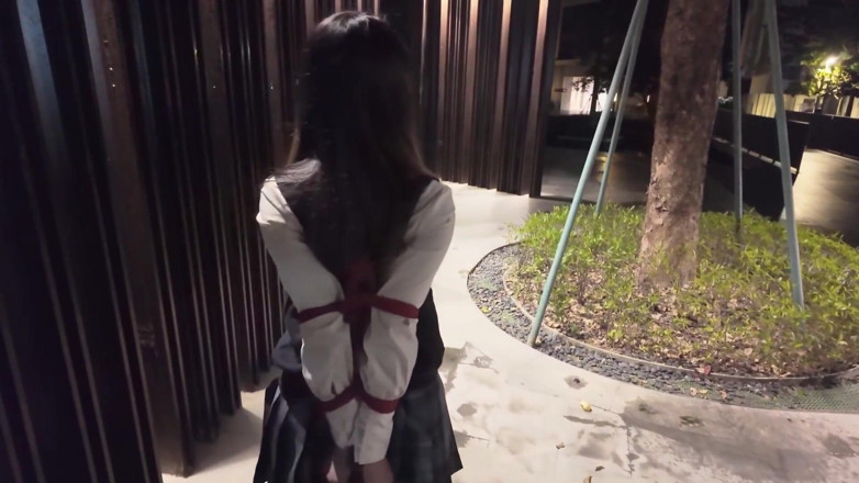 Aisan girl bondage: Hs19-स्कूल यूनिफार्म पहनी लड़की को सड़कों पर घूमना पड़ रहा था