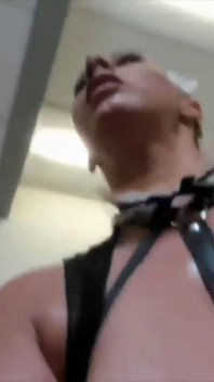 Pembantu rumah nakal Gianna Michaels sentiasa tetek dan pantat besarnya dan mencukur pepek berbulunya secara langsung