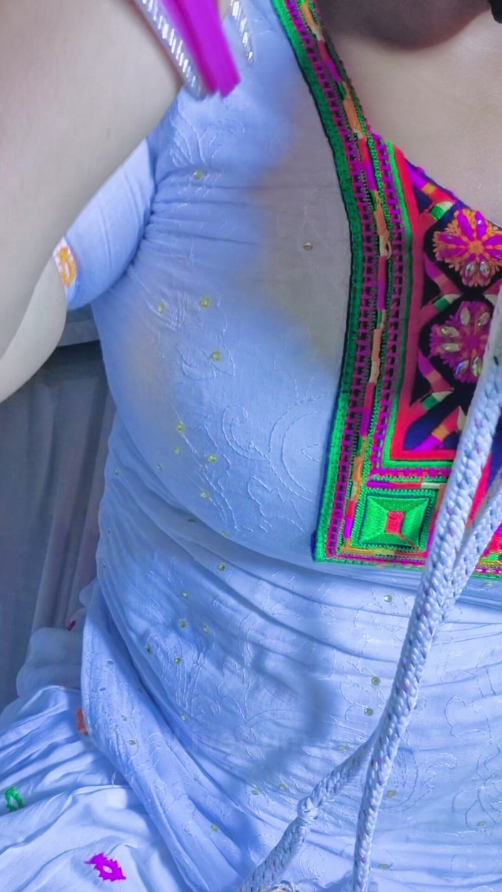 ShrutiLiveCum: Robe blanche, belle-mère desi indienne, humeur excitée, gode de 9 pouces à...