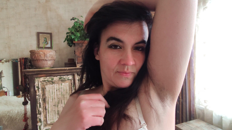 Hairy Homemade Amateur Orgasms: Rozbierz moje ubrania, ujawniając moją owłosioną cipkę i obwisłe cycki, 43yo...