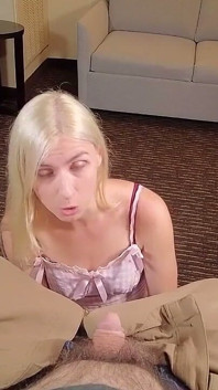 Une experte blonde en SPH se moque de sa petite bite
