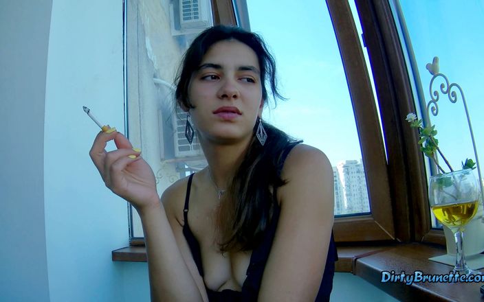 Dirty Brunette: Futându-și pizda cu degetele pe balcon în timp ce fumează