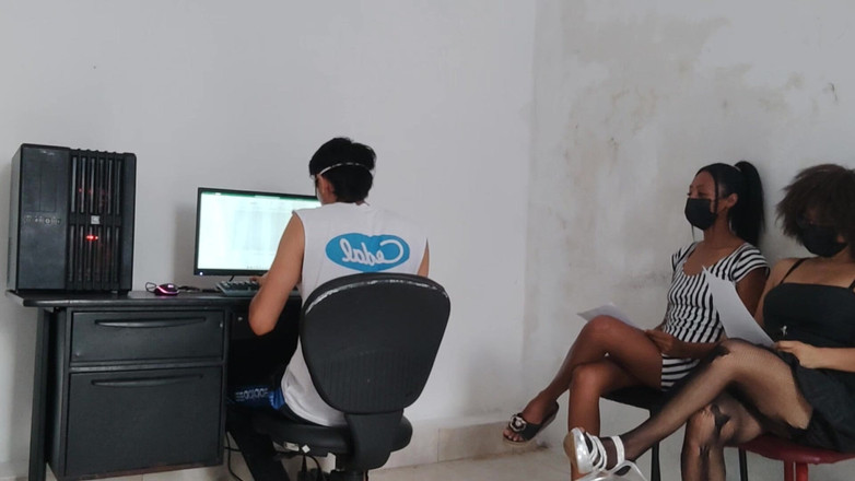 NEGRITA SEXY: Het hoofd human resources verleidt de nieuwe aspirant-secretaresses