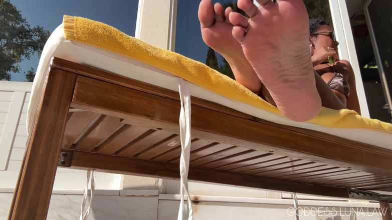 Goddess Luna Law: Abaikan Kaki di Pinggir Kolam Renang POV