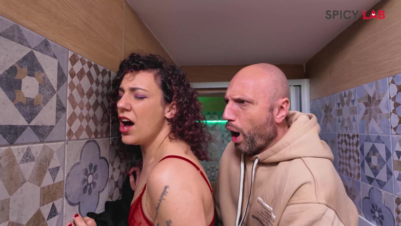 Spicy Lab Production: Zdeprawowana świnia w centrum masażu