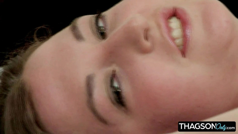 THAGSON ONLY: Magere brunette babe vingert zichzelf op de wasmachine tot een...