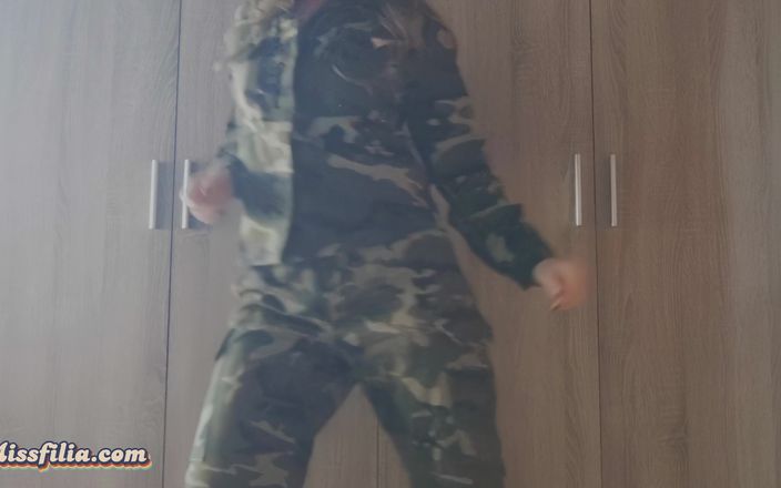 Miss Filia: Милфа в военной униформе делает стриптиз, показывает задницу, сиськи и киску