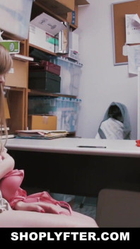 Mezirasový bezpečnostní důstojník disciplinuje dospívající zlodějku Dolly Leigh
