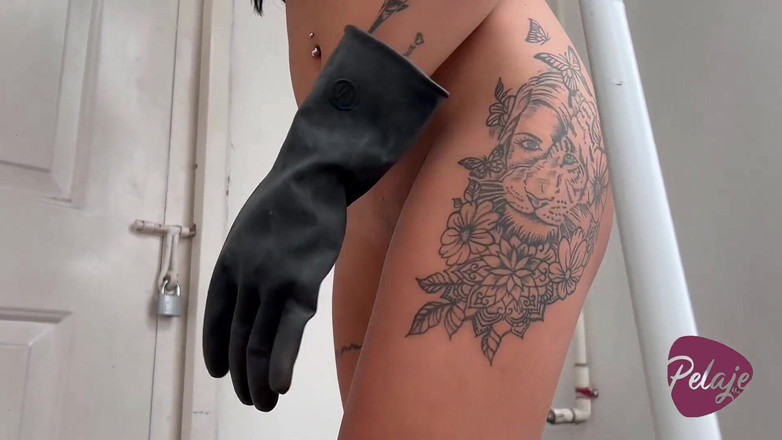 Pelaje mix: メイドは隣人の前でモップで自慰行為をしているところを見つかり、みんなとセックスしたいと言います